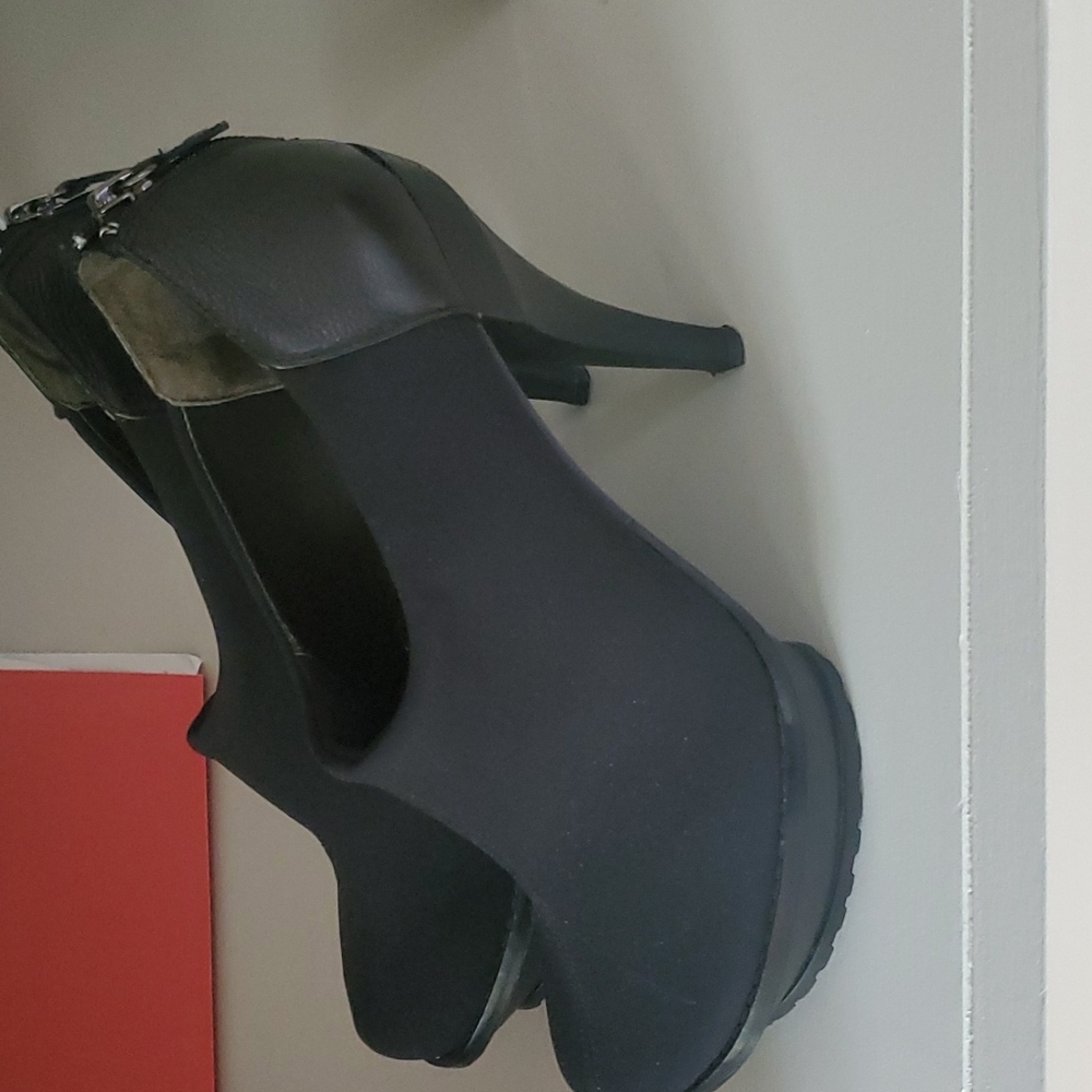 🎉HOST PICK🎉Donald Pliner high end high heels size 8